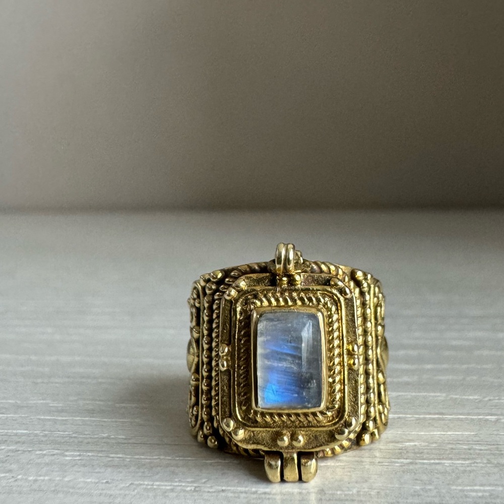 Poison locket ring
